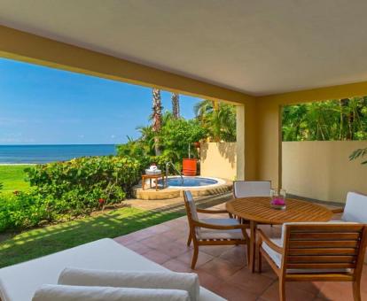 Foto de la Suite Deluxe con bañera de hidromasaje al aire libre, terraza y vistas al mar.
