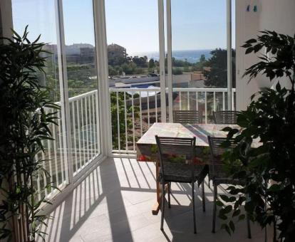 Foto del balcón acristalado con vistas al mar de este apartamento.