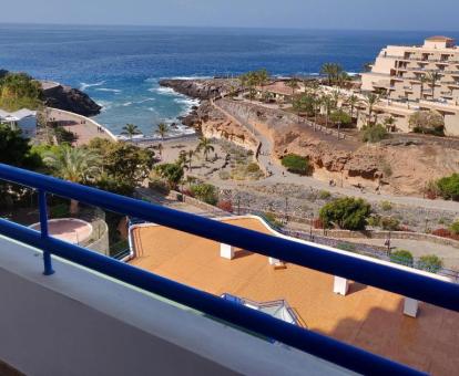 Foto de las vistas al mar y a los alrededores desde el balcón del estudio.