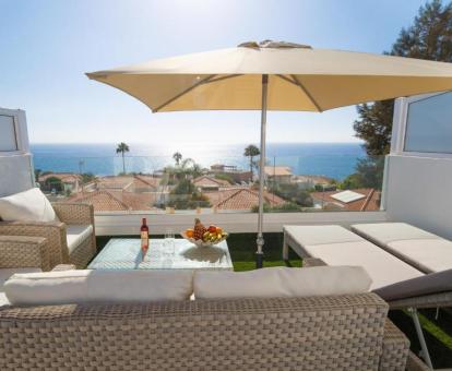 Foto de la terraza con vistas al mar de esta fabulosa casa con piscina privada.