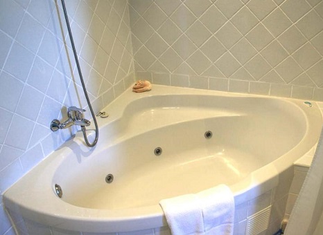 Foto de la bañera de hidromasaje que se encuentra en la Suite deluxe