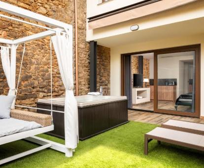 Preciosa terraza privada con una gran bañera de hidromasaje privada al aire libre de uno de los apartamentos de este establecimiento.