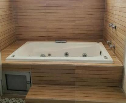 Foto de la bañera de hidromasaje privada de la suite executive.