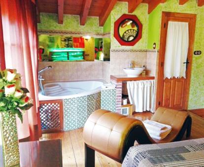 Foto del interior de esta coqueta casa con bañera de hidromasajes privada.