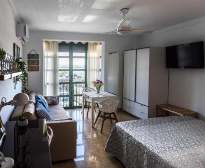 Foto del interior de esta coqueta suite con vistas al mar.