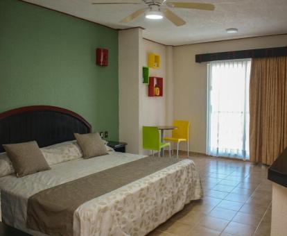 Foto de una de las habitaciones de este hotel solo para adultos.