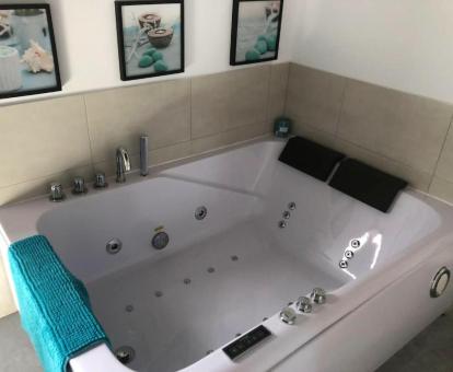 Bañera de hidromasaje privada de una de las casas de un dormitorio del establecimiento.