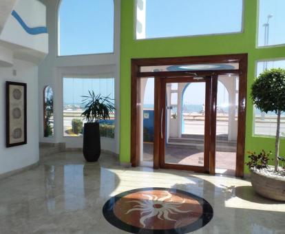 Foto de las instalaciones de este hotel frente al mar.