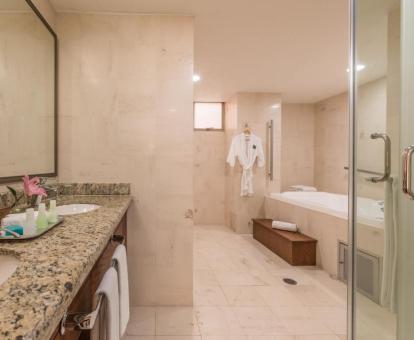 Foto de la bañera de hidromasaje privada de una de las habitaciones del hotel.