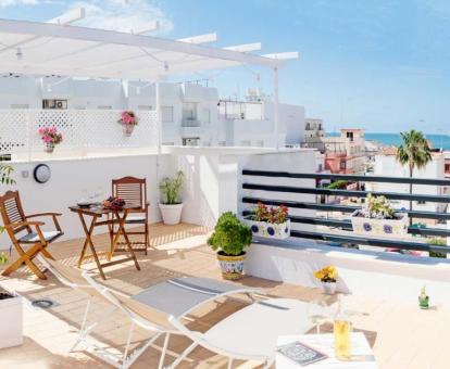 Foto de la terraza amueblada con vistas al mar de uno de los apartamentos.