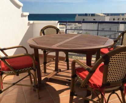 Foto de las instalaciones de este hotel con vistas al mar.