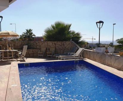 Foto de la terraza con piscina privada y vistas al mar del alojamiento.