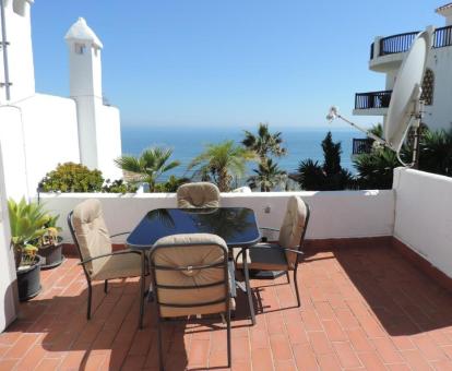 Foto de una de las amplias terrazas con mobiliario exterior y vistas al mar de este coqueto apartamento.