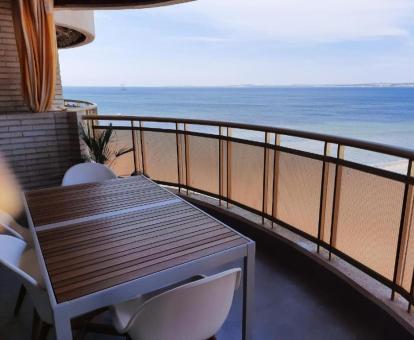 Foto de las instalaciones de este apartamento con vistas al mar.