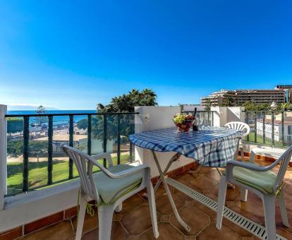 Foto de la terraza con comedor exterior y vistas al mar del apartamento.