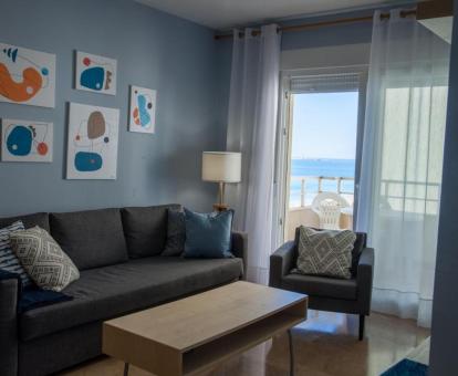 Foto del salón con vistas al mar desde apartamento.
