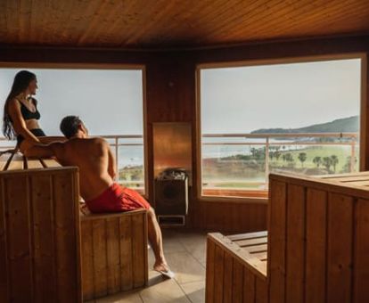Pareja disfrutando de las vistas desde la sauna del centro de bienestar de este romántico hotel.