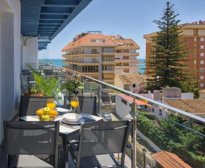 Foto del balcón amueblado con vistas al mar de este coqueto apartamento.