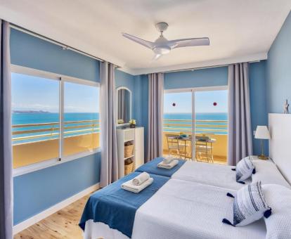 Foto del dormitorio de este precioso apartamento con vistas al mar.