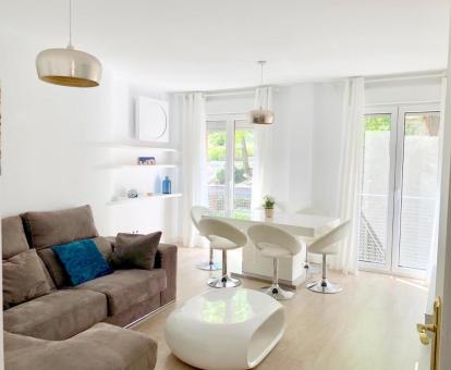 Foto del interior de este amplio y luminoso apartamento ideal para parejas.