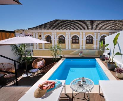 Fotos de la piscina al aire libre disponible todo el año de este hotel.