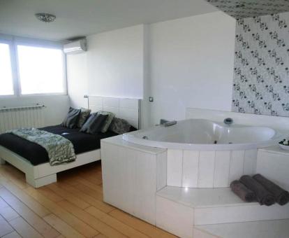 Foto de una de las Suites con bañera de hidromasajes privada del alojamiento.