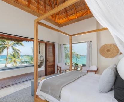 Foto de una de las habitaciones de este hotel solo para adultos.