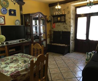 Foto del interior de esta acogedora casa rural de estilo rústico.