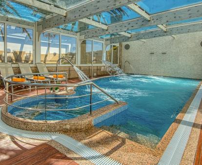 Foto de la piscina de hidroterapia con techo de cristal del spa.