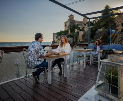 Foto de las instalaciones de este hotel con vistas al mar.