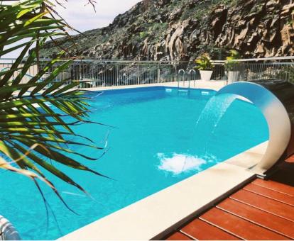 Foto de la piscina al aire libre disponible todo el año de este complejo de apartamentos.