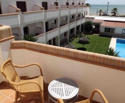 Foto de una de las habitaciones con terraza privada y vistas al mar del hotel.