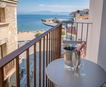 Foto de las instalaciones de este hotel con vistas al mar.