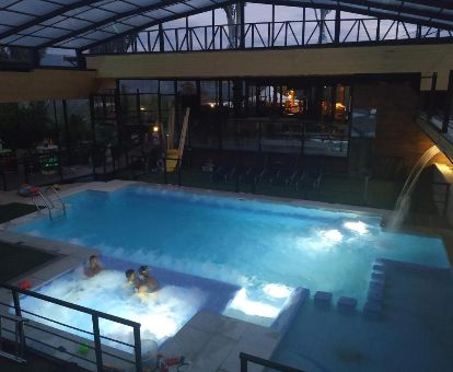 Varias personas disfrutan de las instalaciones de spa de este maravilloso hotel en la naturaleza.