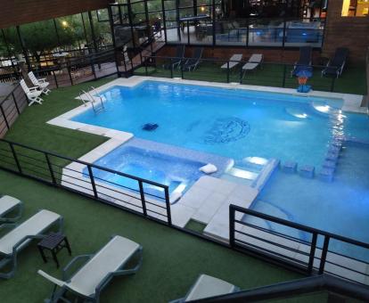 Foto de la piscina al aire libre climatizada del hotel.