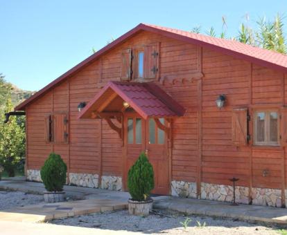 Foto del bungalow de madera independiente de este establecimiento rural.