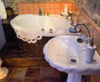 Foto de la bañera de hidromasajes privada de uno de los baños.