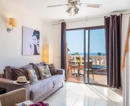 Foto de la sala de estar con amplios ventanales y vistas al mar de uno de los apartamentos del complejo.