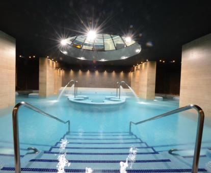 Foto de la piscina cubierta disponible todo el año de este hotel.