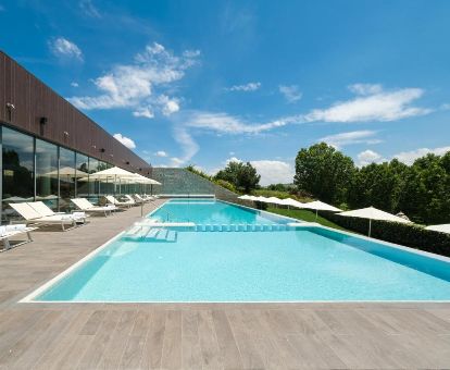 Gran piscina al aire libre con vistas de este fabuloso hotel en un monasterio.