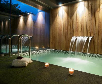 Acogedor espacio de bienestar con piscina cubierta y chorros de hidroterapia de este hotel rural.