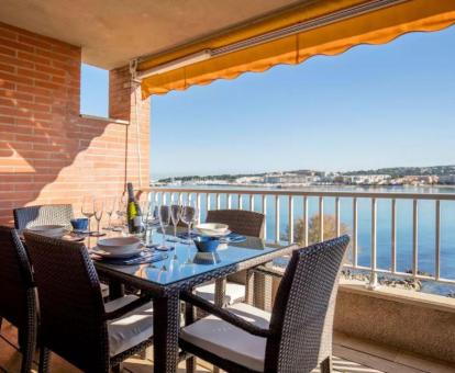 Foto de las instalaciones de este hotel con vistas al mar.