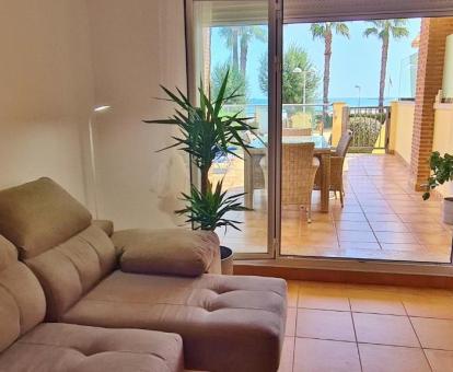 Foto de las instalaciones de este hotel con vistas al mar.