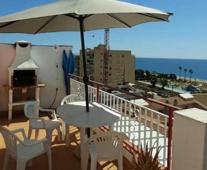Foto de las instalaciones de este hotel con vistas al mar.