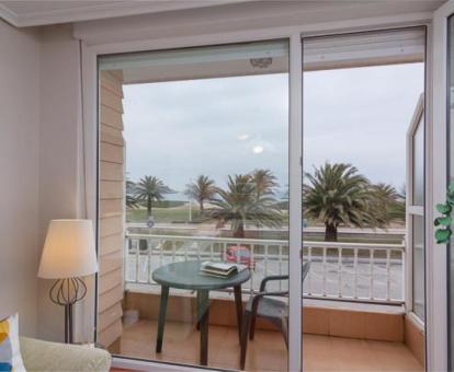 Foto de la terraza con vistas al mar del apartamento.