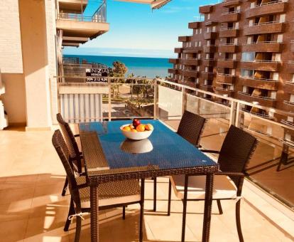 Foto de la terraza con comedor exterior y vistas al mar del apartamento.