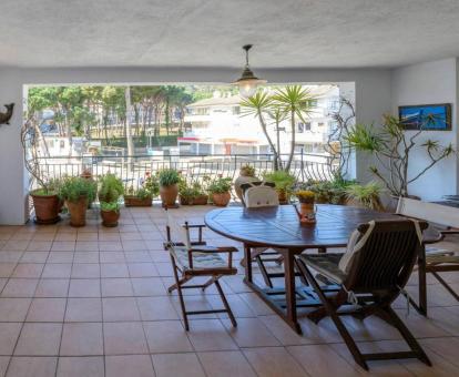 Foto de las instalaciones de este hotel con vistas al mar.