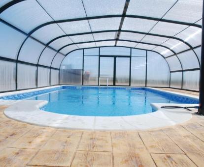 Foto de la piscina cubierta disponible todo el año de este alojamiento.