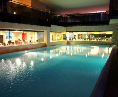 Foto de la piscina cubierta disponible todo el año de este moderno hotel.