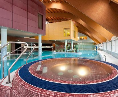 Espacio de bienestar con gran piscina cubierta con hidroterapia de este maravilloso hotel ideal para pareja.
